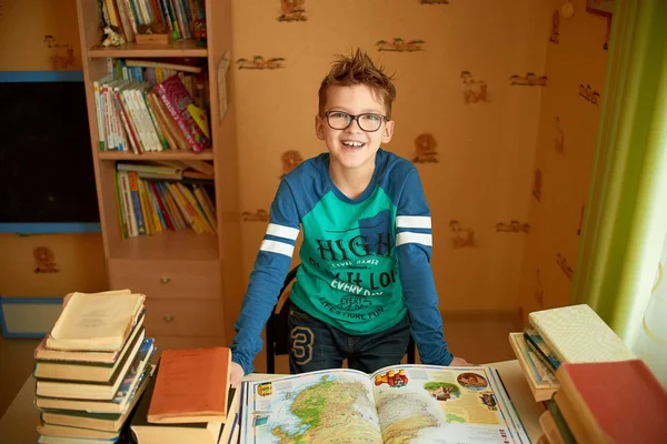 Conceito de escola - estudante menino leitura livro — Fotografia de Stock