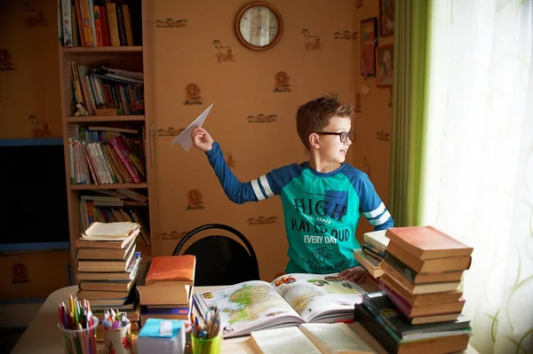 Ragazzo con origami giocattolo aereo a casa — Foto Stock