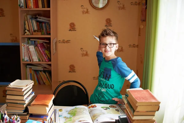 Niño con origami juguete avión en casa — Foto de Stock