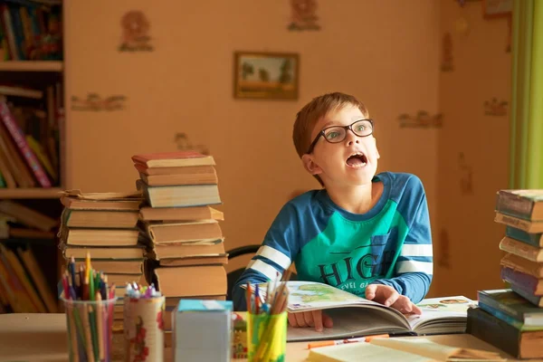 Koncepcja szkoły – uczeń chłopiec czytanie książki — Zdjęcie stockowe