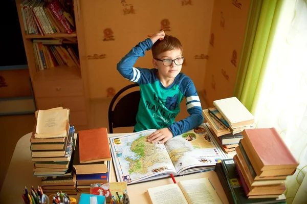 Schulkonzept - Schüler lesen Buch — Stockfoto