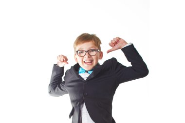 Genç yakışıklı beyaz arka plan üzerinde