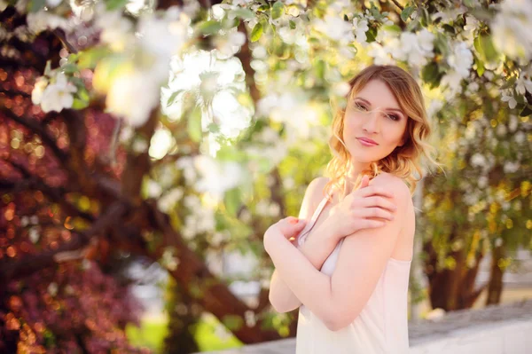 La chica en el jardín — Foto de Stock