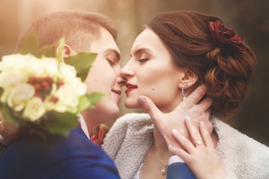 mutlu gelin ve damat sonbaharda bir alanına stand