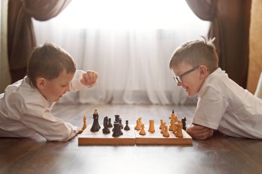 İki çocuk satranç, stüdyo, gri arka plan