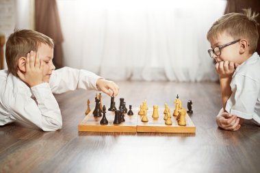 İki çocuk satranç, stüdyo, gri arka plan