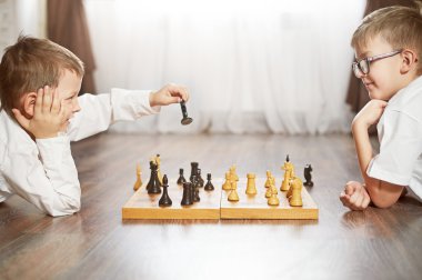 İki çocuk satranç, stüdyo, gri arka plan