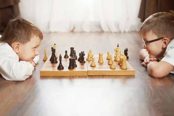 Zwei Jungen spielen Schach, Studio, grauer Hintergrund — Stockfoto