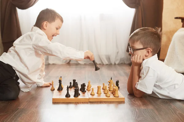 Two boy playing chess, studio, gray background — Stock Photo, Image