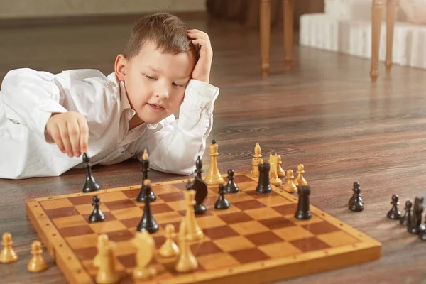 Two boy playing chess, studio, gray background — Stock Photo, Image