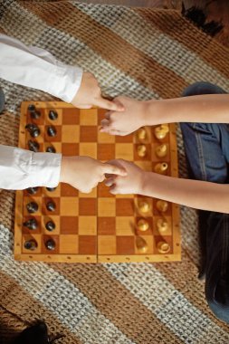 satranç oynayan bir boy