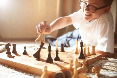 satranç oynayan bir boy