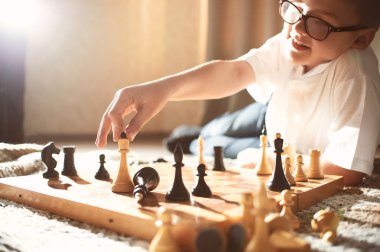 satranç oynayan bir boy