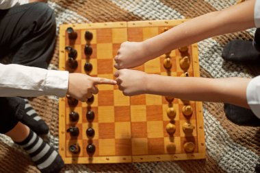 satranç oynayan bir boy