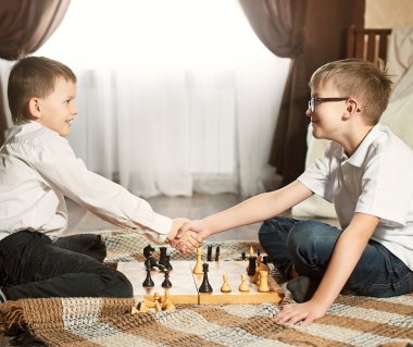 satranç oynayan bir boy