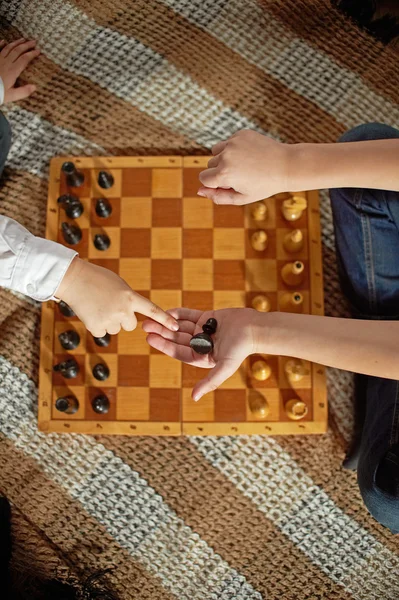 Chico jugando ajedrez — Foto de Stock