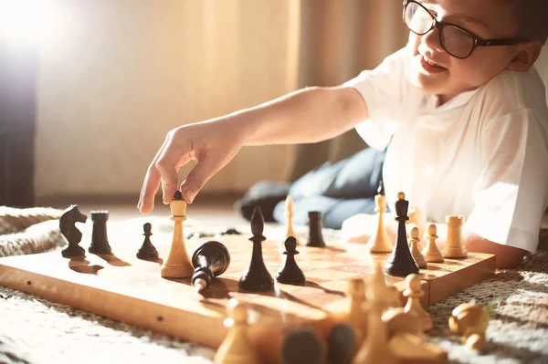 satranç oynayan bir boy