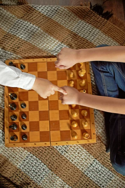 Chico jugando ajedrez — Foto de Stock