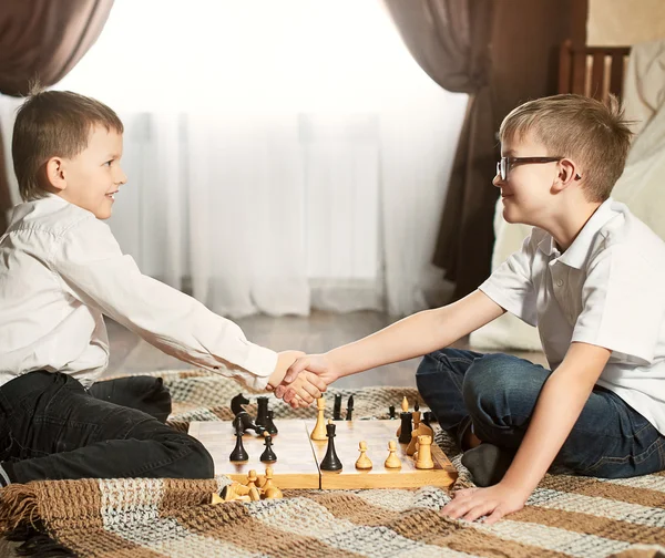 satranç oynayan bir boy