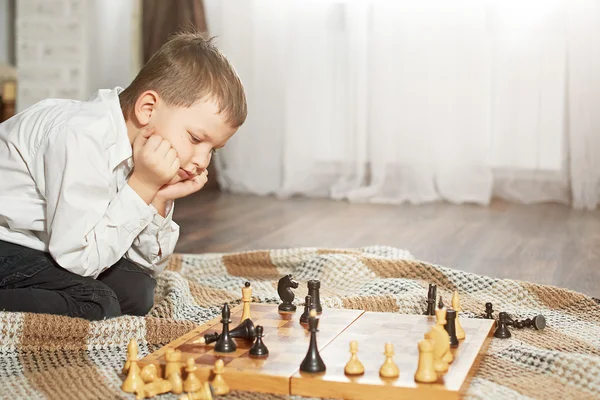 Хлопчик гри в шахи — стокове фото