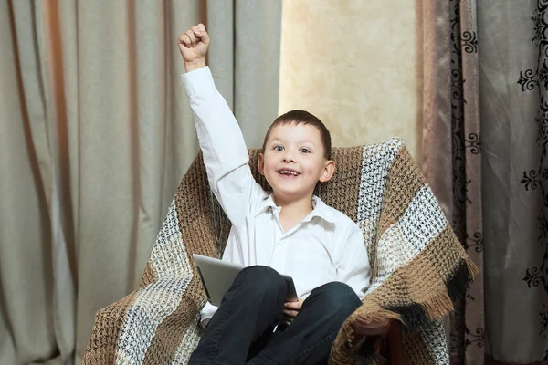 Menino joga no tablet — Fotografia de Stock