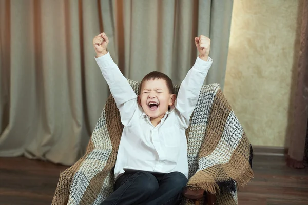 Menino joga no tablet — Fotografia de Stock