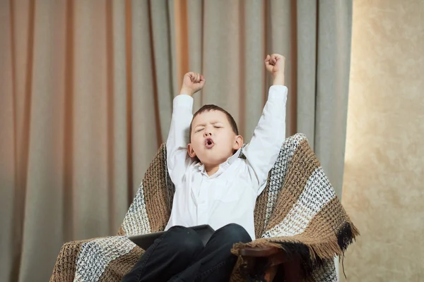 Menino joga no tablet — Fotografia de Stock