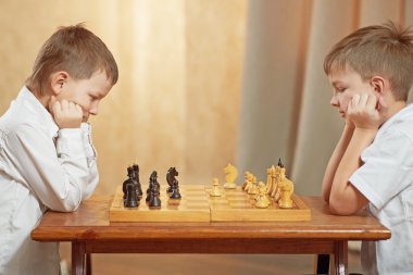 İki çocuk satranç