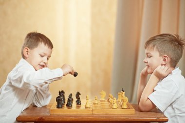 İki çocuk satranç