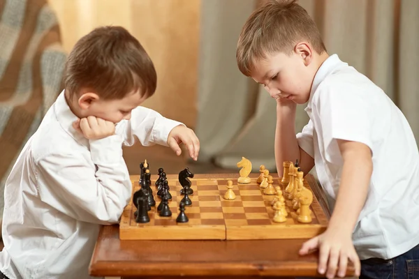 Two boy playing chess — Stock Photo, Image