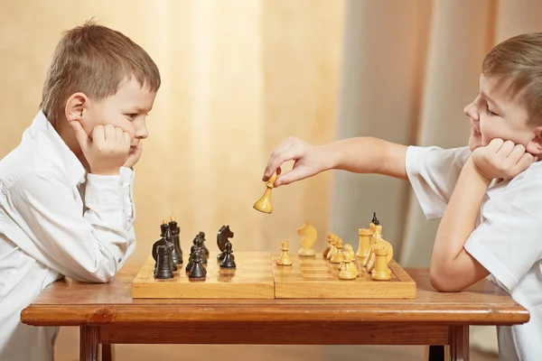 Two boy playing chess — Stock Photo, Image