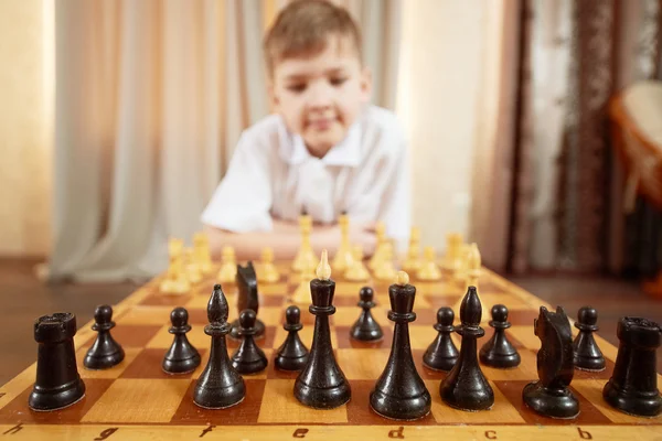 Boy playing chess — Stock Photo, Image