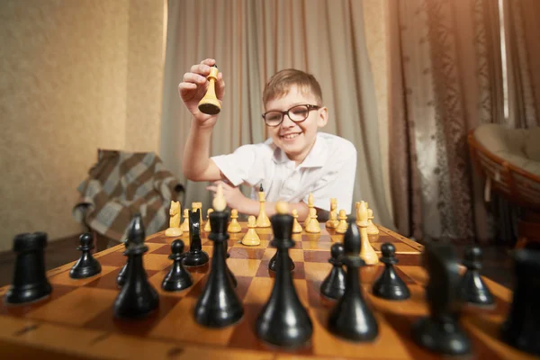 Boy playing chess — Stock Photo, Image