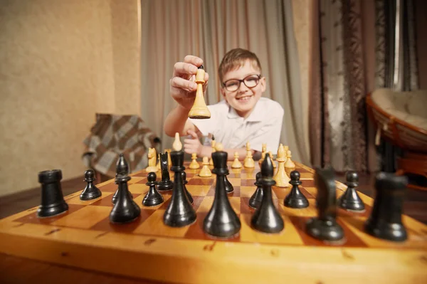 satranç oynayan bir boy