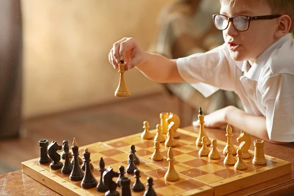 Boy playing chess — Stock Photo, Image