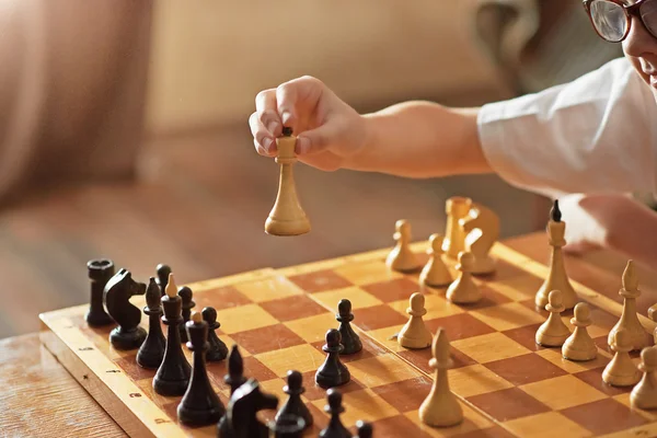 Boy playing chess — Stock Photo, Image