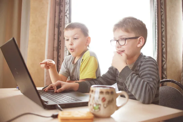 Niño feliz sentado Con ordenador portátil — Foto de Stock