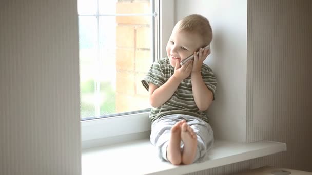 El chico en la ventana — Vídeo de stock