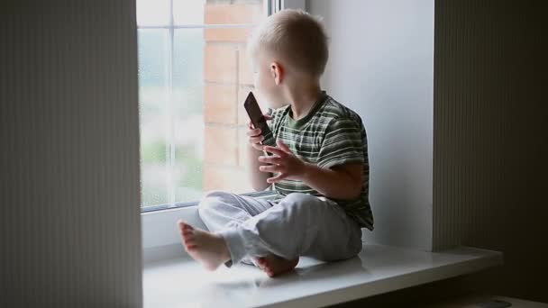 El chico en la ventana — Vídeos de Stock