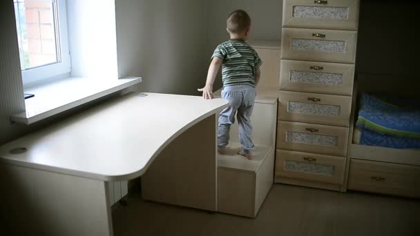 Menino brincando no quarto — Vídeo de Stock