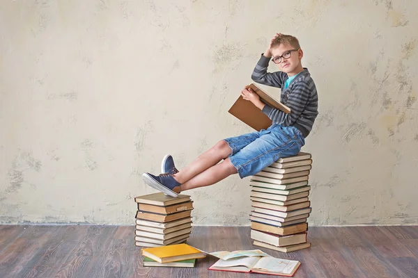 Colegial con libros — Foto de Stock