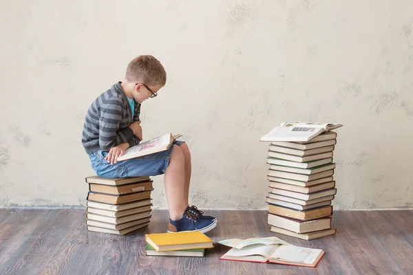 Colegial con libros — Foto de Stock