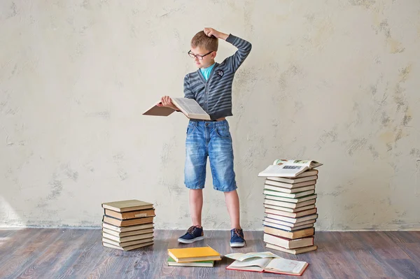 Colegial con libros — Foto de Stock