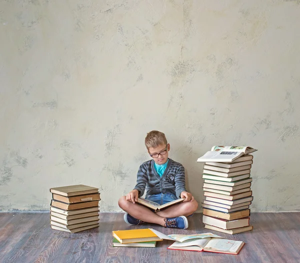 Schüler mit Büchern — Stockfoto