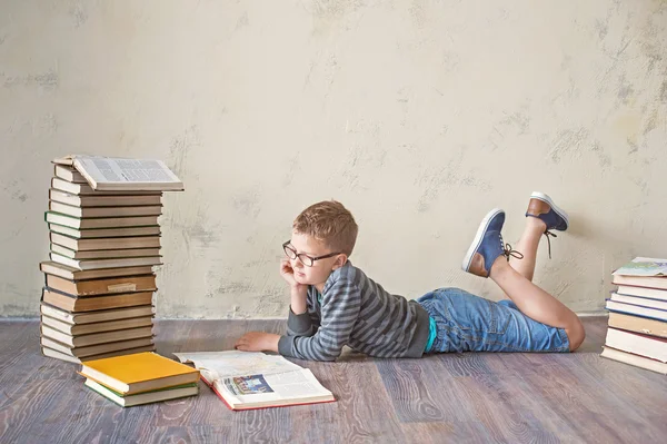 Estudante com livros — Fotografia de Stock