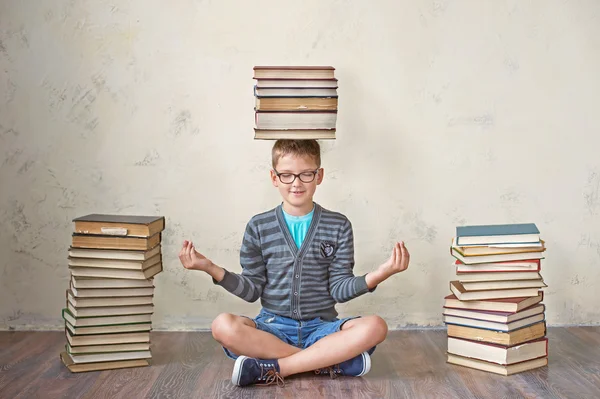 Estudante com livros — Fotografia de Stock