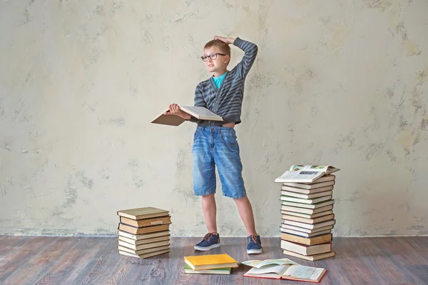 Schüler mit Büchern — Stockfoto