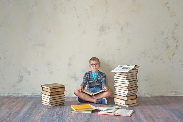 Μαθητής με βιβλία — Φωτογραφία Αρχείου