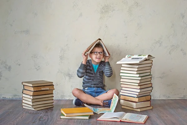 Schüler mit Büchern — Stockfoto