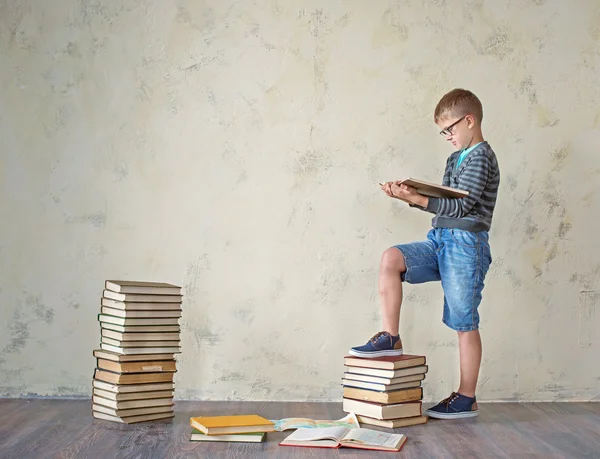 Schüler mit Büchern — Stockfoto